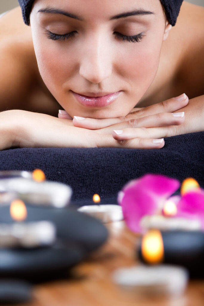 Mujer relajándose durante un masaje profesional en spa de la Ciudad de México.